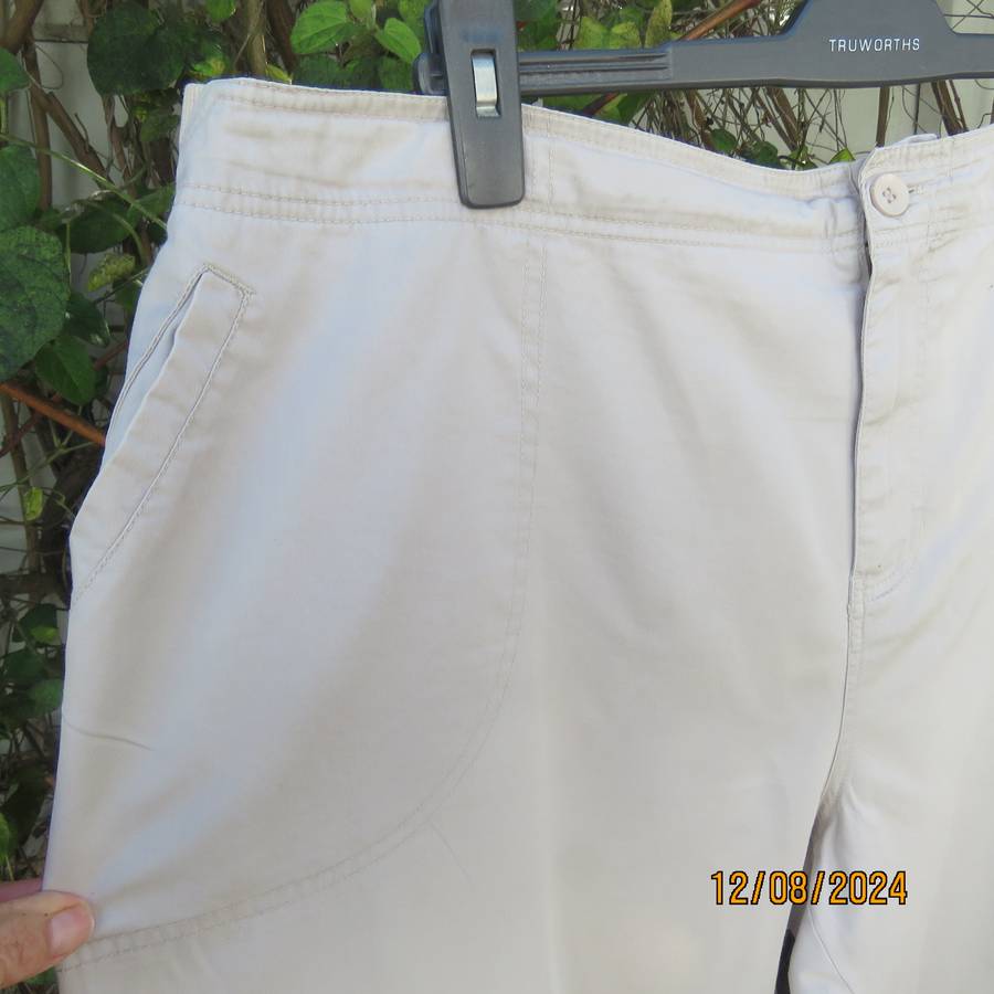 Cream casual pants in 100% cotton. Pockets front and back. Size 50.Elasticated back. Inner leg 72cm