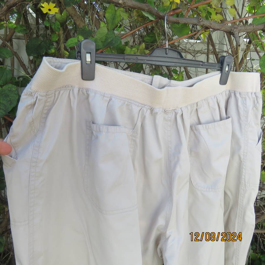 Cream casual pants in 100% cotton. Pockets front and back. Size 50.Elasticated back. Inner leg 72cm