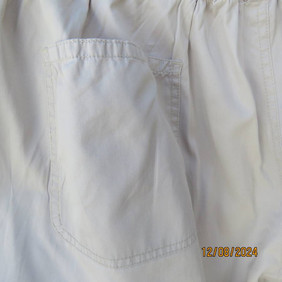 Cream casual pants in 100% cotton. Pockets front and back. Size 50.Elasticated back. Inner leg 72cm