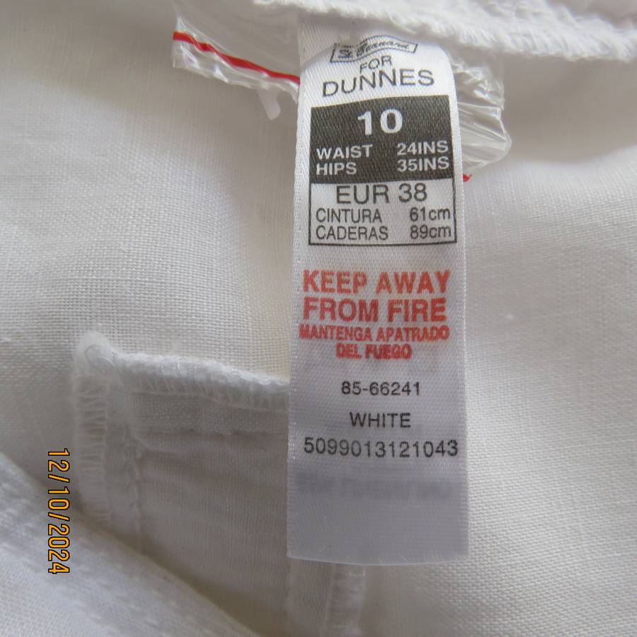 Snow white linen/cotton blend no stretch cropped pants by DUNNES size 34. Front pockets.Brand new co