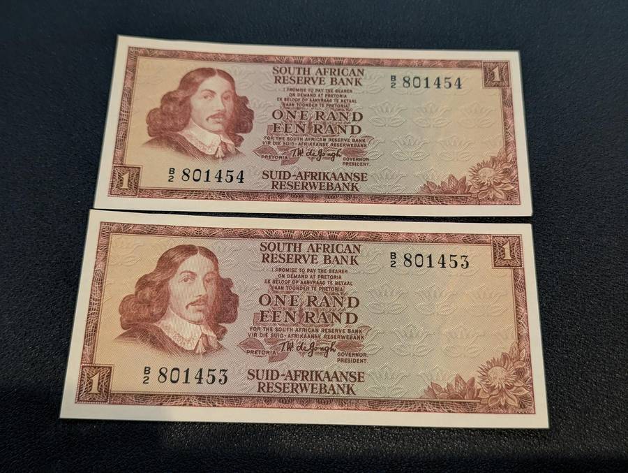 TW de Jongh - One Rand Bank Notes x 2 ( Consecutive numbers )