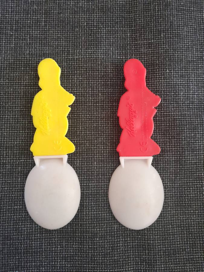 Vintage Kelloggs colour changing spoon x 2