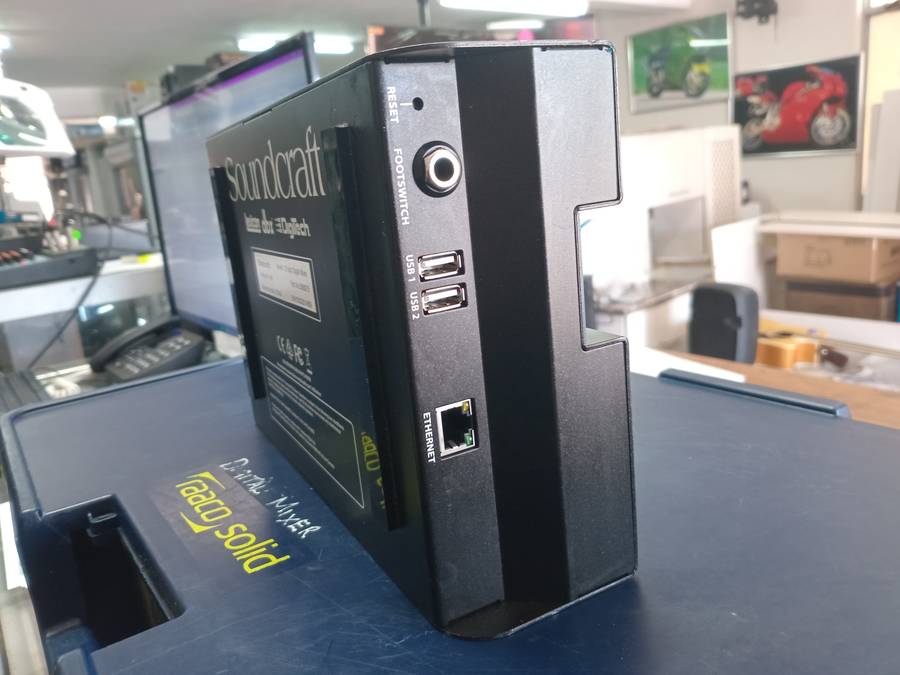 SOUNDCRAFT UI12 DIGITAL MIXER WITH CASE