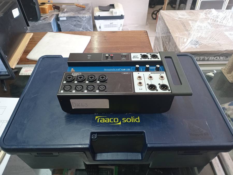 SOUNDCRAFT UI12 DIGITAL MIXER WITH CASE