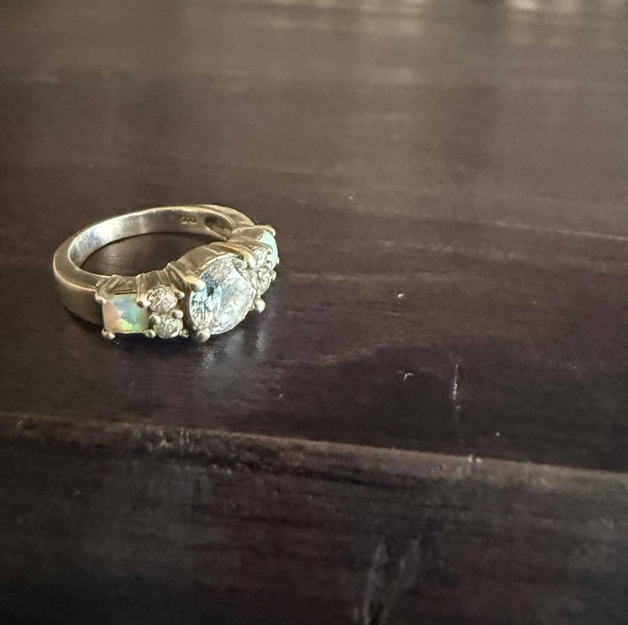 Sterling silver ring with opals on the side 4.4g