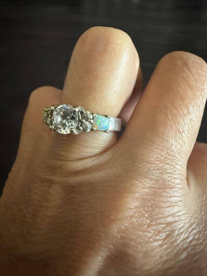 Sterling silver ring with opals on the side 4.4g