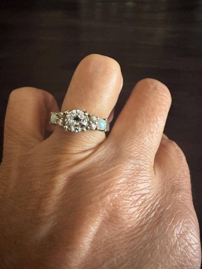 Sterling silver ring with opals on the side 4.4g
