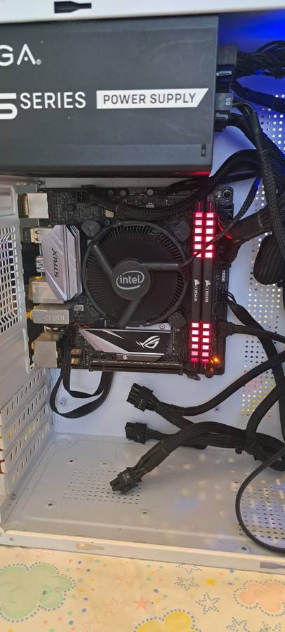 Complete Mini ITX Computer: Intel i7 7700 , B250i Strix , Corsair Vengeance 2x8GB DDR4 , EVGA 750W