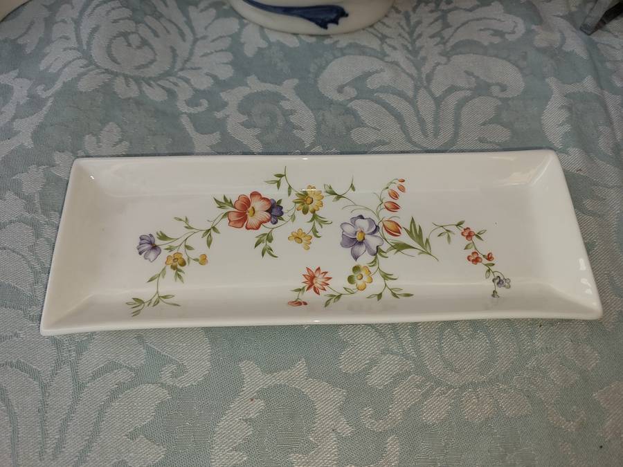 A VINTAGE AND ANTIQUE COLLECTION KITCHENALIA SOLD AS IS