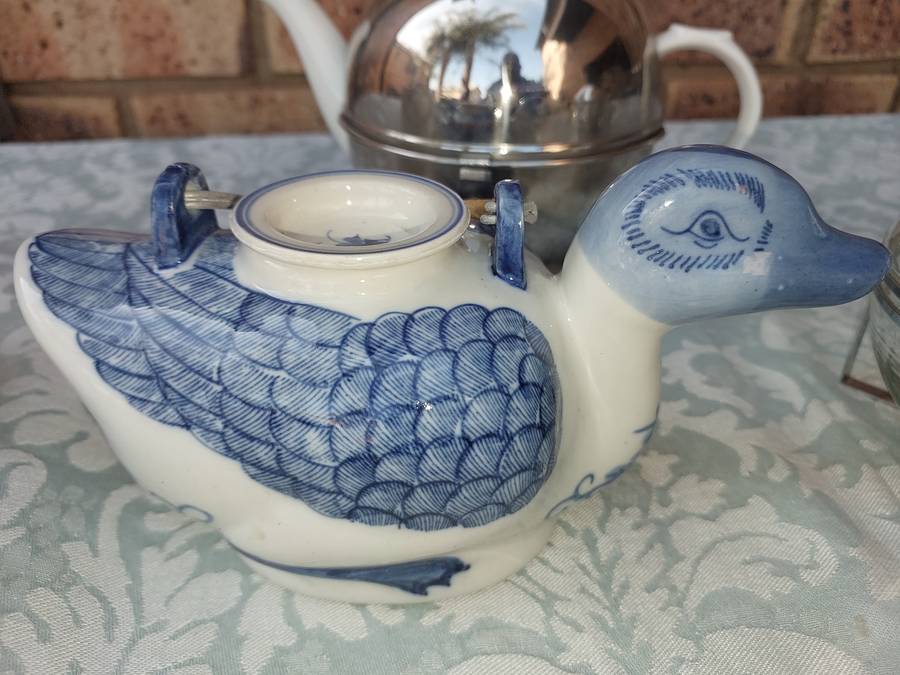A VINTAGE AND ANTIQUE COLLECTION KITCHENALIA SOLD AS IS