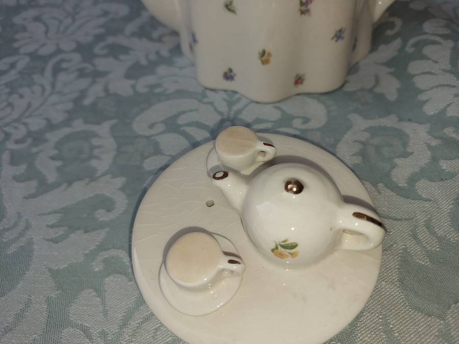 A VINTAGE AND ANTIQUE COLLECTION KITCHENALIA SOLD AS IS