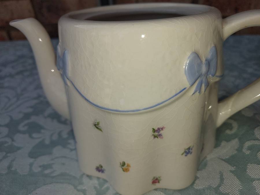 A VINTAGE AND ANTIQUE COLLECTION KITCHENALIA SOLD AS IS