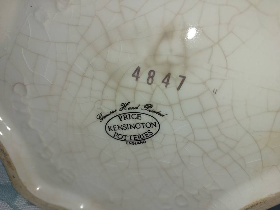 A VINTAGE AND ANTIQUE COLLECTION KITCHENALIA SOLD AS IS