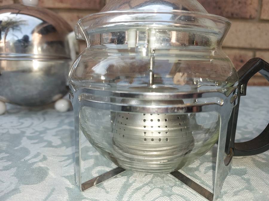 A VINTAGE AND ANTIQUE COLLECTION KITCHENALIA SOLD AS IS