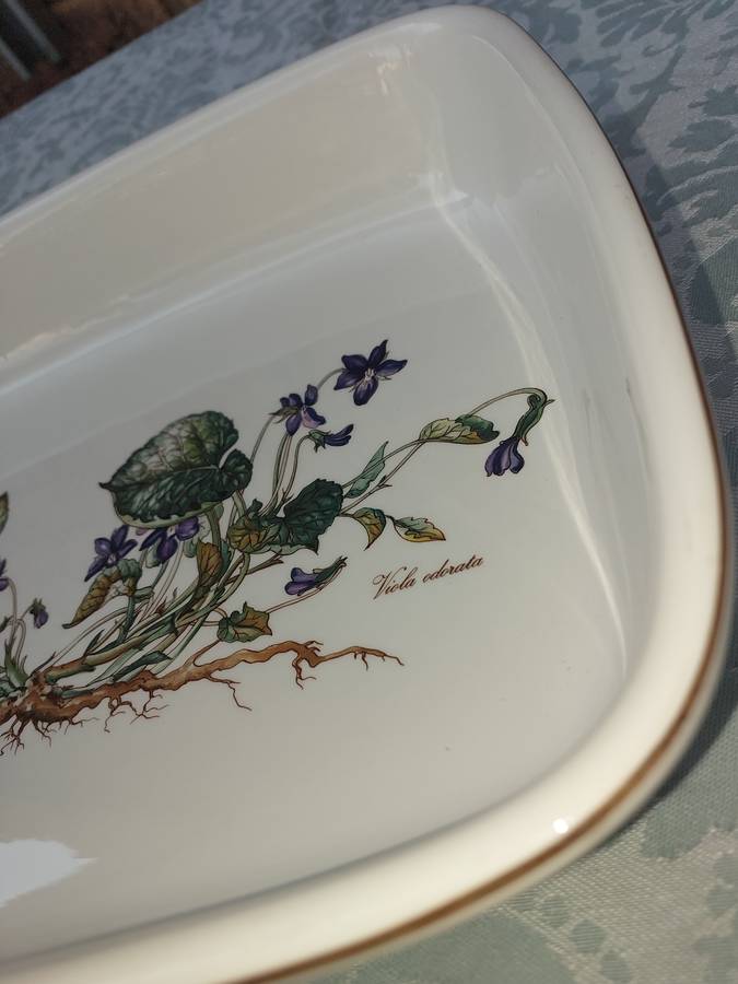A BEAUTIFUL VILEROY AND BOCH VILBOFOUR BOTANICA PORCELAN PLATTER