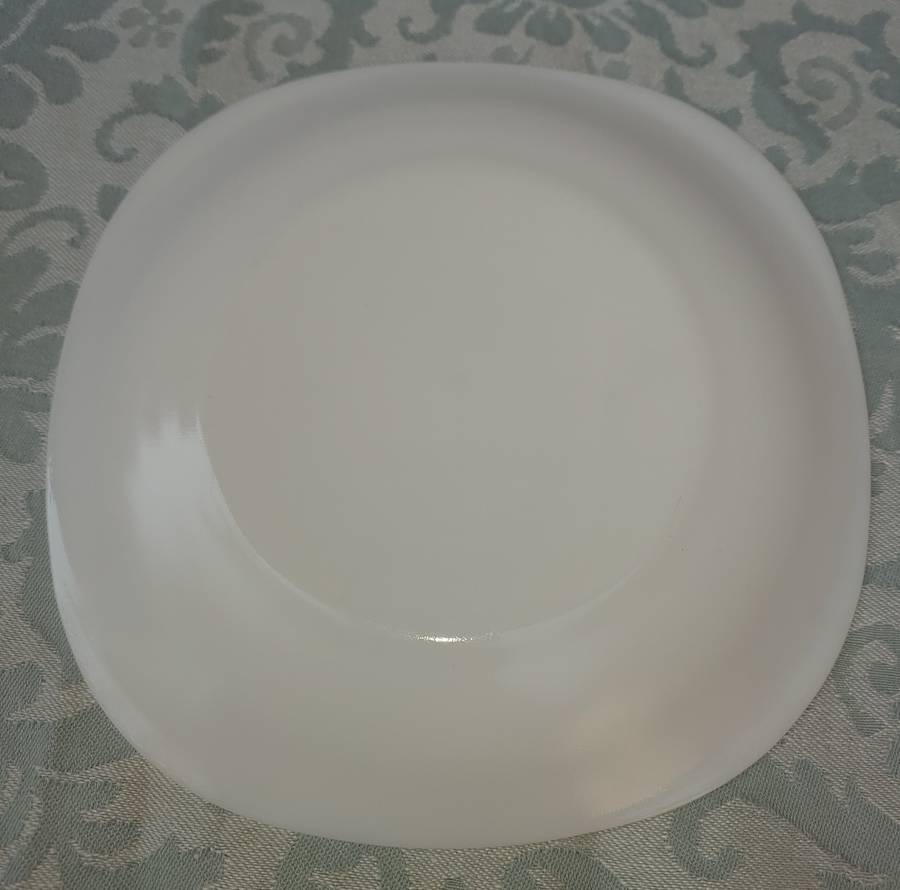 A SIX-PIECE PURE WHITE GLASS SOUP BOWL AND BASE PLATES