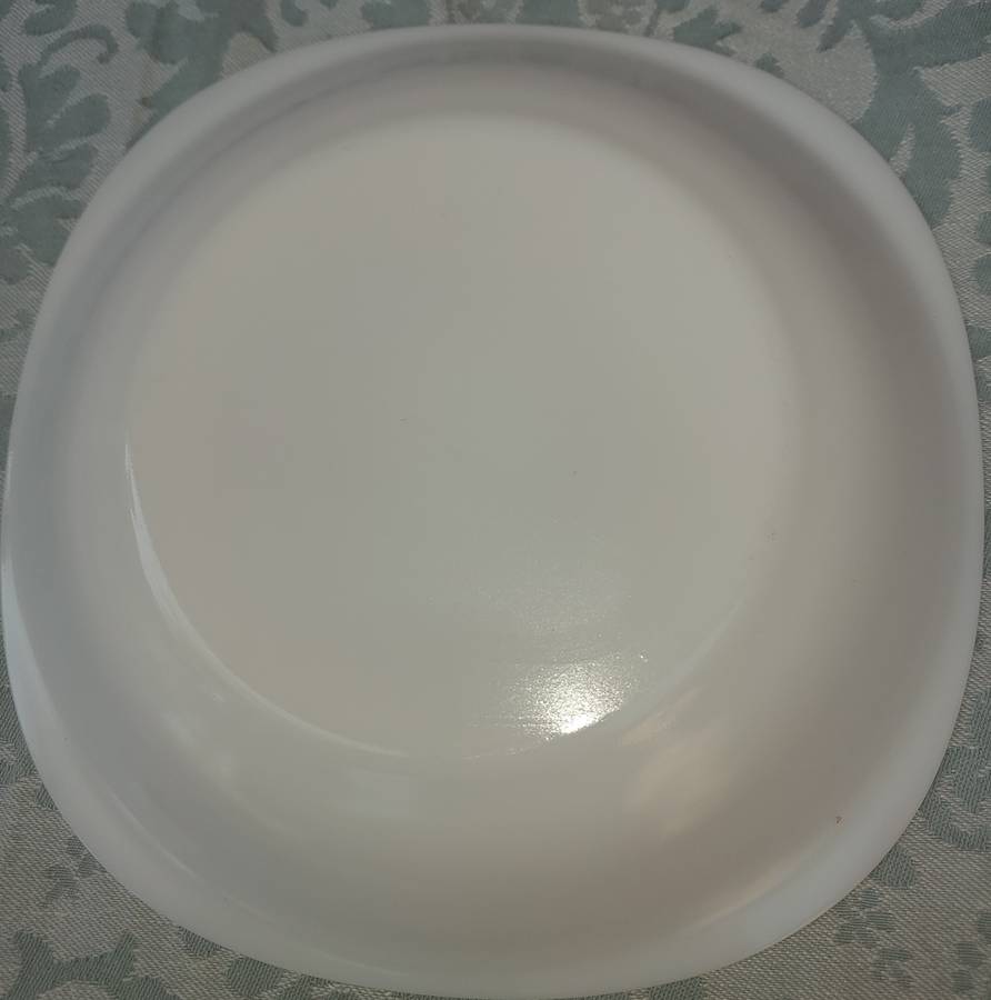 A SIX-PIECE PURE WHITE GLASS SOUP BOWL AND BASE PLATES