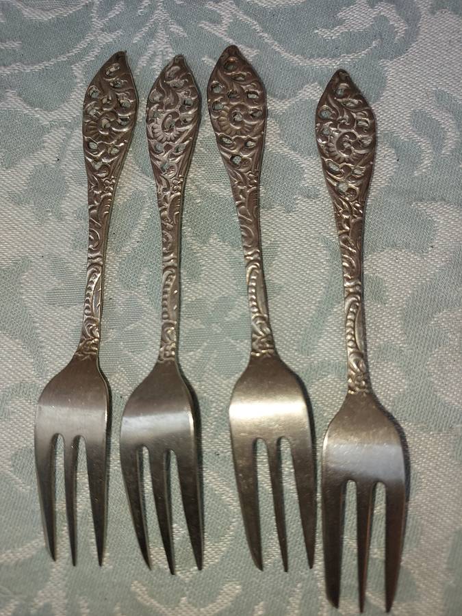 A VINTAGE SET OF COCKTAIL FORKS SOLD AS IS