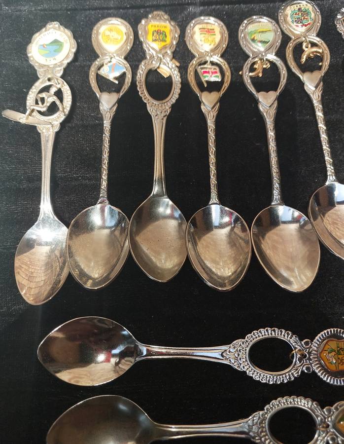 A COLLECTION OF 15 ORNATE MEMORABILIA SPOON