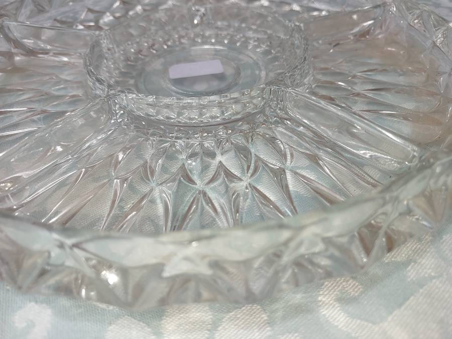 A HEAVY ROUND GLASS ART DECOR FRUIT BOWL SOLD
