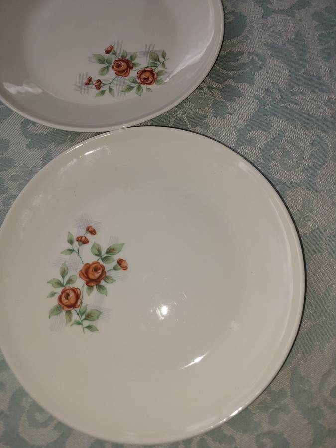 A VINTAGE COLLECTION OF 8 W MADE IN SOUTH AFRICA FINE ROSES PORCELAIN SIDE PLATES