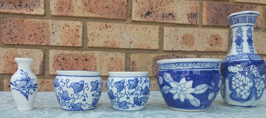 A COLLECTION OF CHINESE PORCELAIN MING STYLE MINIATURE FLOWERPOTS AND VASES