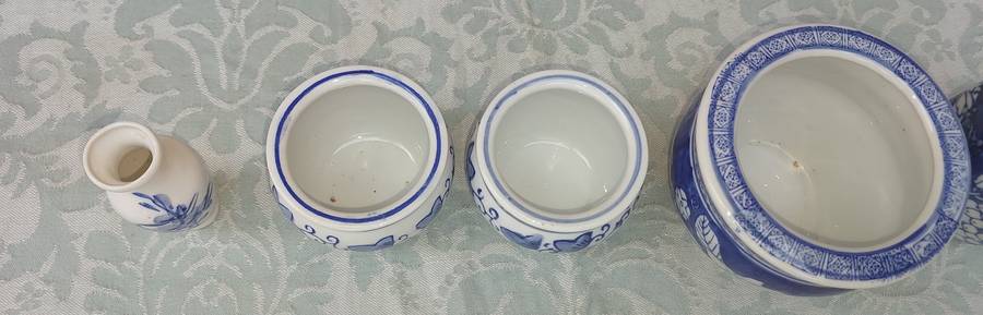 A COLLECTION OF CHINESE PORCELAIN MING STYLE MINIATURE FLOWERPOTS AND VASES