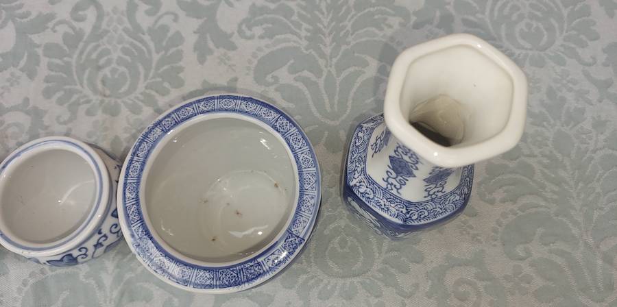 A COLLECTION OF CHINESE PORCELAIN MING STYLE MINIATURE FLOWERPOTS AND VASES