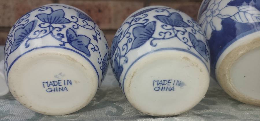 A COLLECTION OF CHINESE PORCELAIN MING STYLE MINIATURE FLOWERPOTS AND VASES