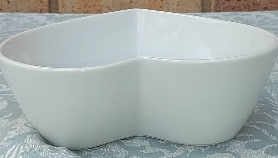 AN ART DECOR HEART SHAPED PORCELAIN PURE WHITE SERVING BOWL