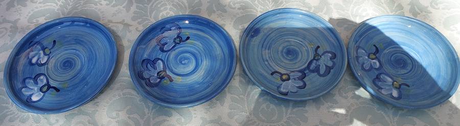A  COLLECTION OF 4 BLUE CERAMIC DESERT PLATES