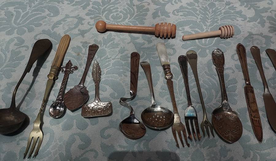 A BULK JOBLOT MIXED CUTLERY