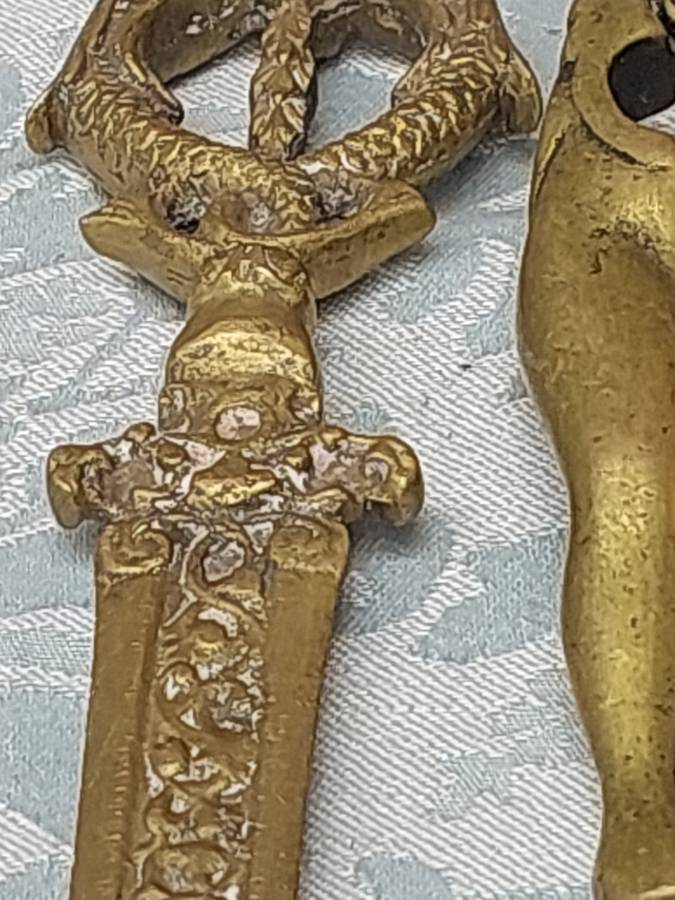 A COLLECTION OF BRASS UTENSILS