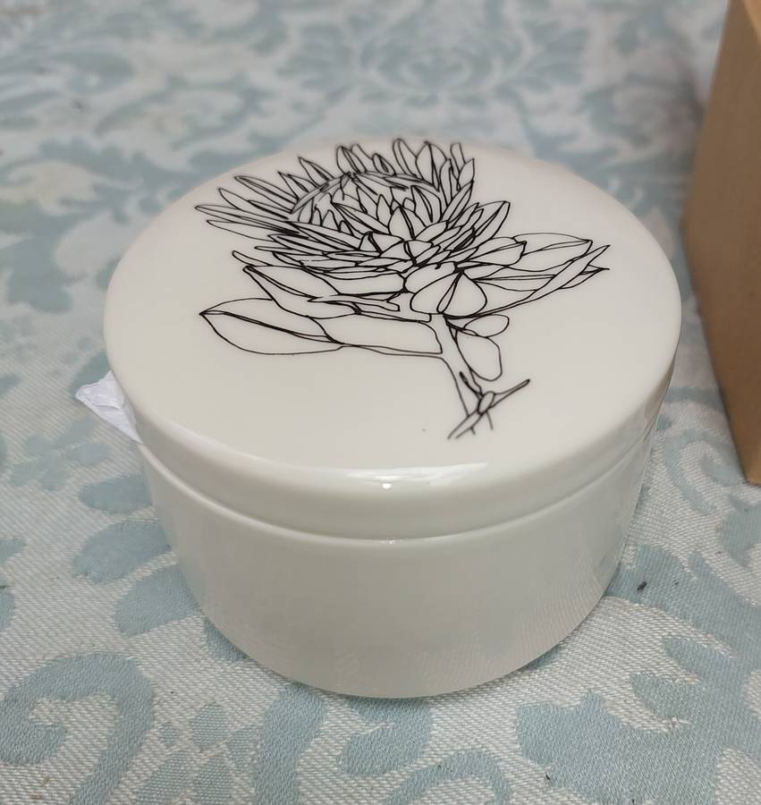 AN ART DECORE PORCELAIN TRINKET SOLD AS IS