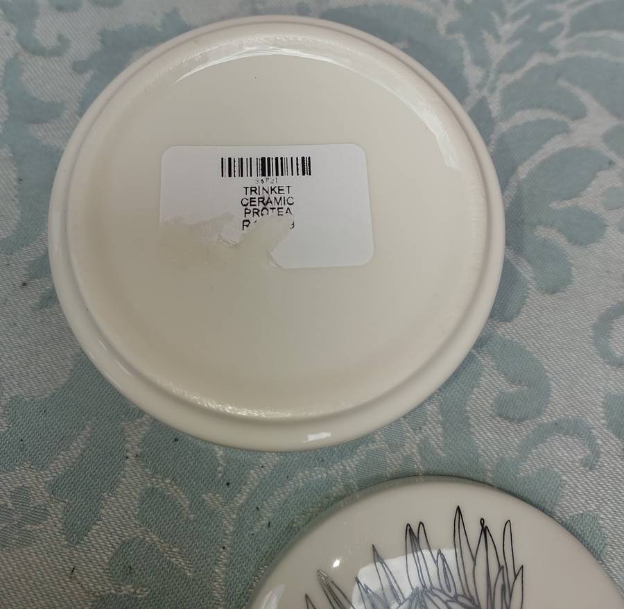 AN ART DECORE PORCELAIN TRINKET SOLD AS IS