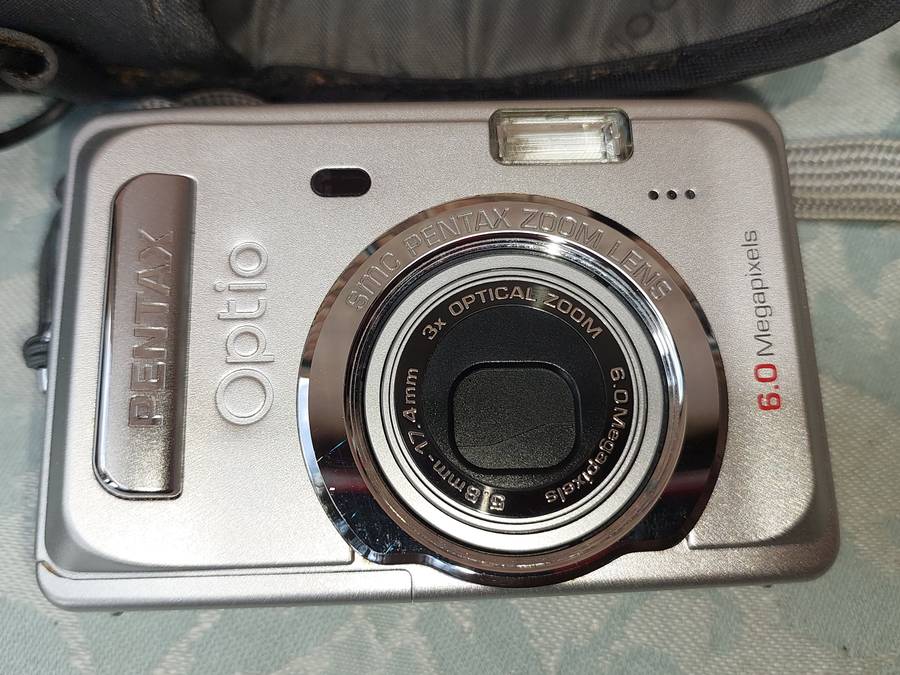 A JOBLOT POCKET DIGITAL CAMERAS SOLD AS IS NOT TESTED