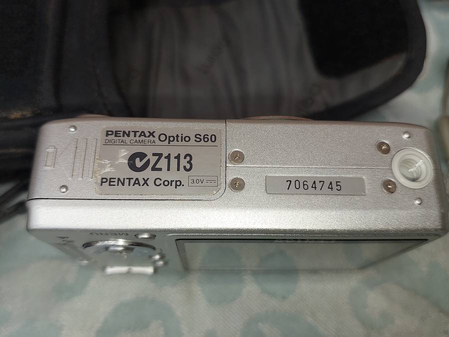 A JOBLOT POCKET DIGITAL CAMERAS SOLD AS IS NOT TESTED