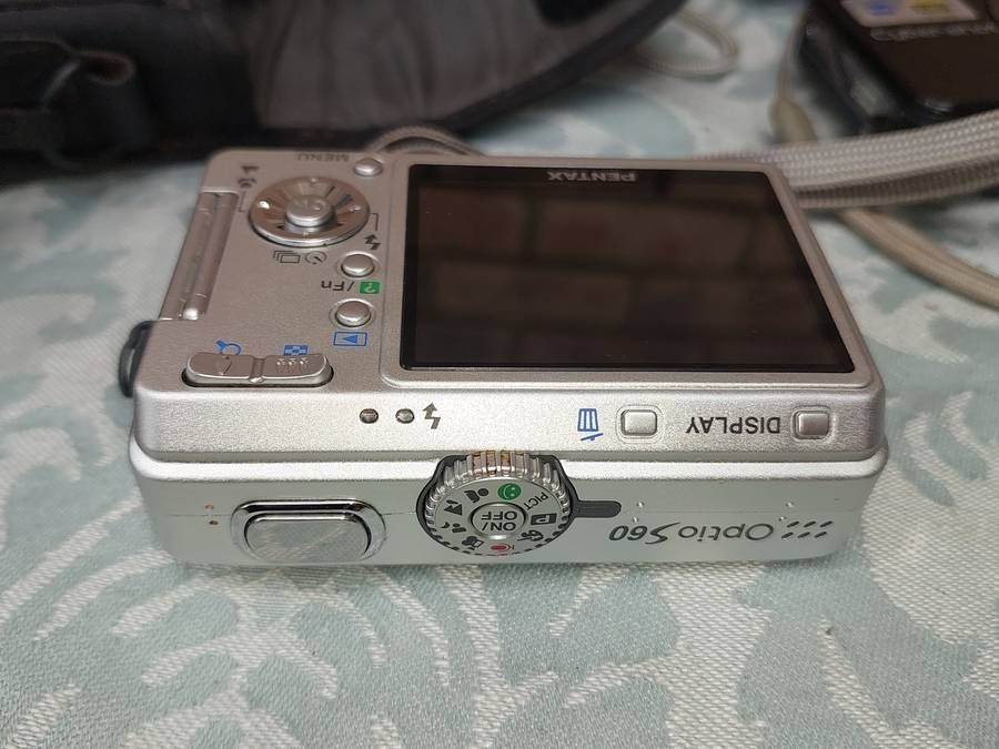 A JOBLOT POCKET DIGITAL CAMERAS SOLD AS IS NOT TESTED