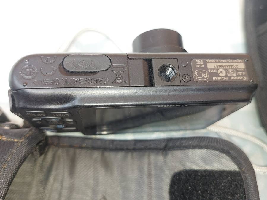 A JOBLOT POCKET DIGITAL CAMERAS SOLD AS IS NOT TESTED