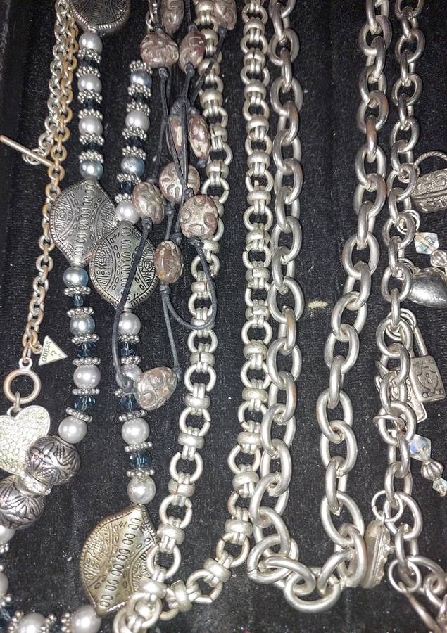 A VINTAGE JOBLOT COSTUME NECKLACES SOLD AS IS