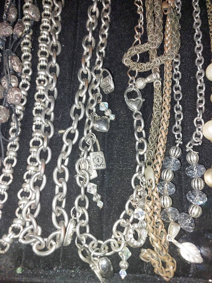 A VINTAGE JOBLOT COSTUME NECKLACES SOLD AS IS