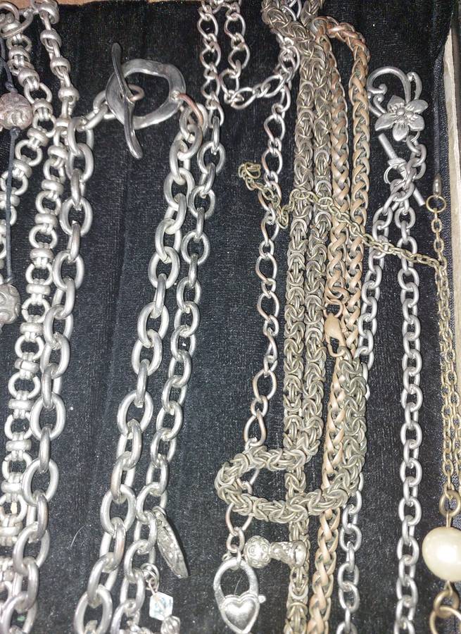 A VINTAGE JOBLOT COSTUME NECKLACES SOLD AS IS