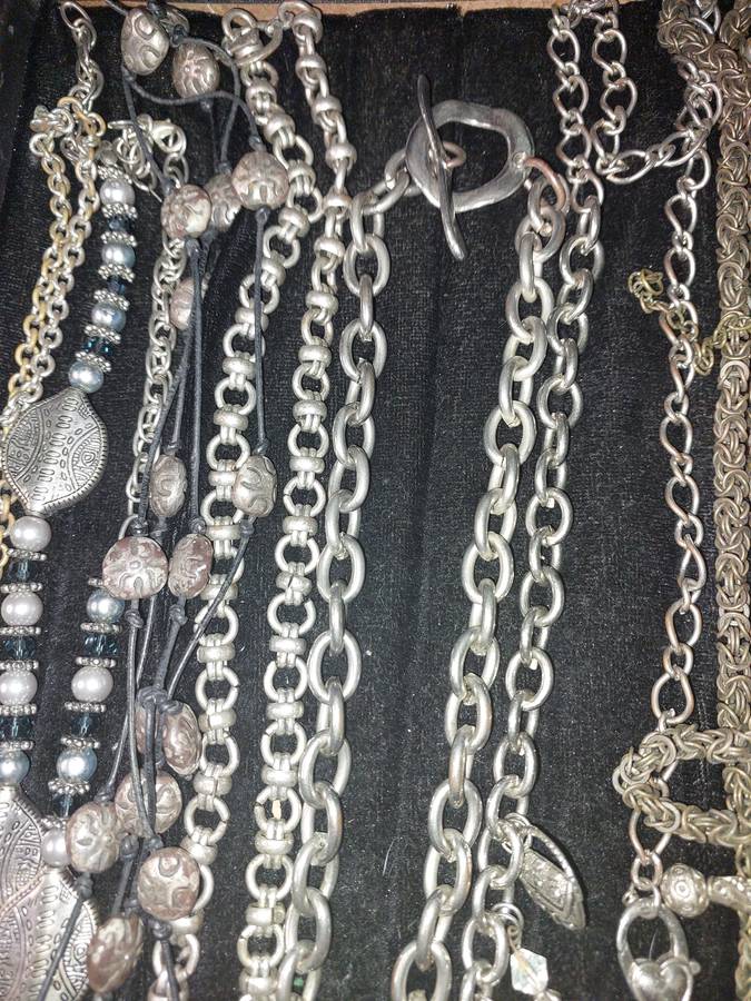 A VINTAGE JOBLOT COSTUME NECKLACES SOLD AS IS