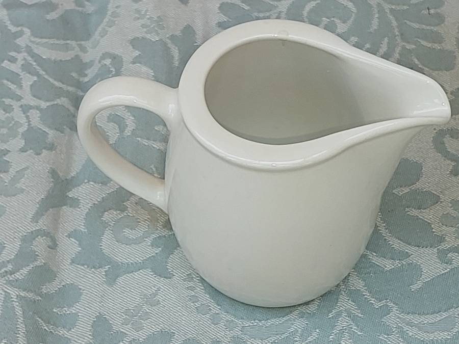A COLLECTION OF PORCELAIN CROCKERY SOLD AS IS