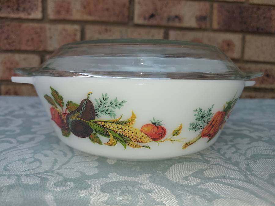 A VINTAGE GLASS CASSEROLE WITH A LID SOLD AS IS