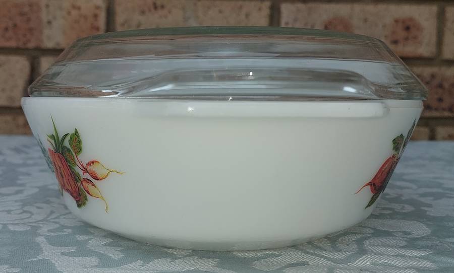 A VINTAGE GLASS CASSEROLE WITH A LID SOLD AS IS