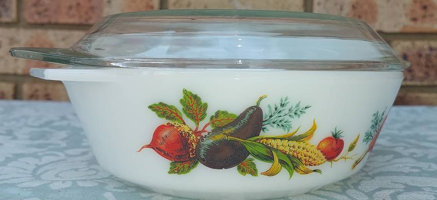 A VINTAGE GLASS CASSEROLE WITH A LID SOLD AS IS