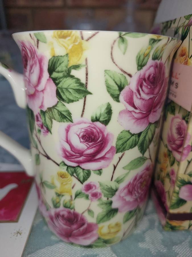 A VINTAGE MAXWEL & WILLIAMS FINE BONE CHINA PEONY MUG SOLD AS IS