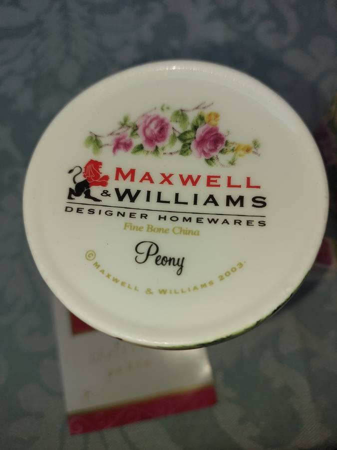 A VINTAGE MAXWEL & WILLIAMS FINE BONE CHINA PEONY MUG SOLD AS IS