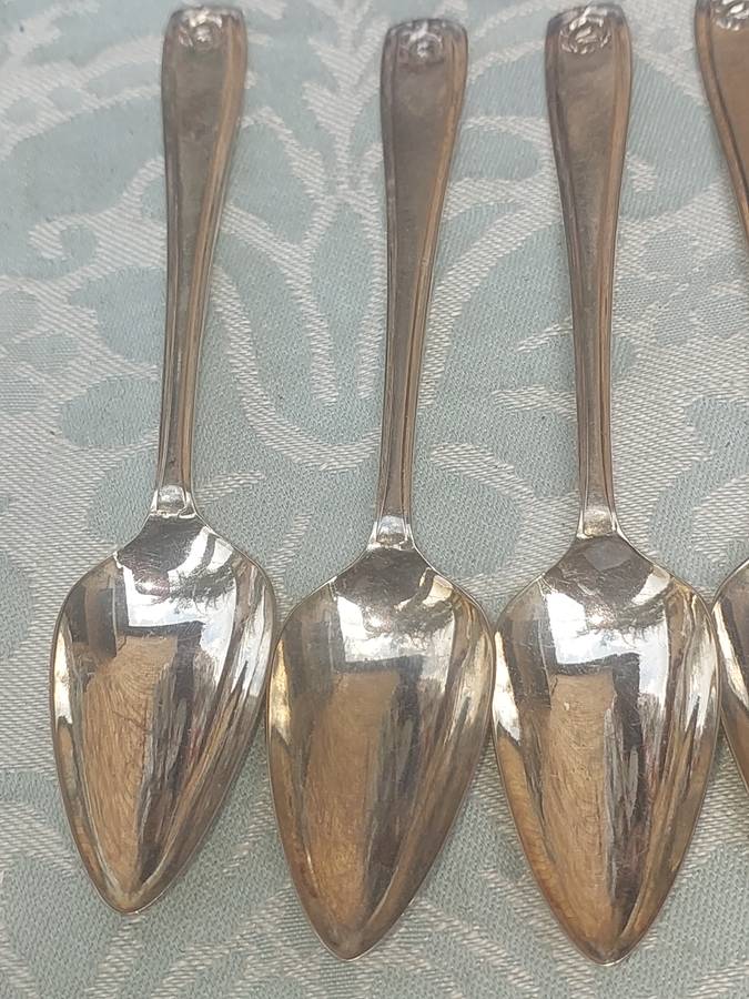 A SET OF 6 VINTAGE EPNS TEASPOONS SOLD AS IS R150